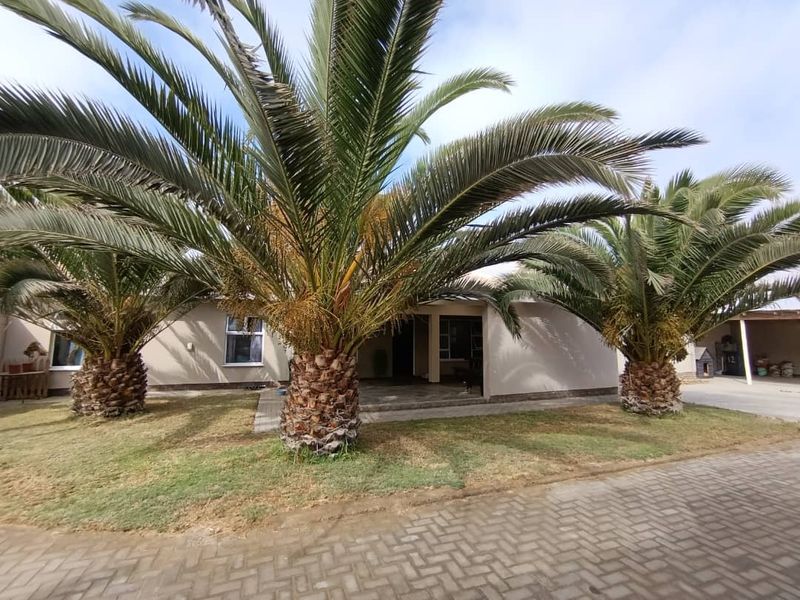 Beautiful home with Flatlet - Photo 9