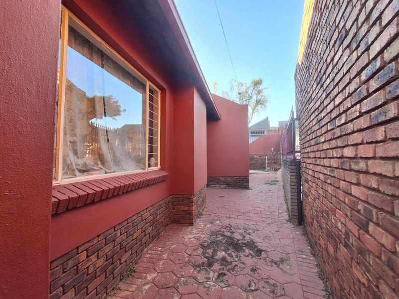Three bedrooms house for sale in Atteridgeville - Photo 8