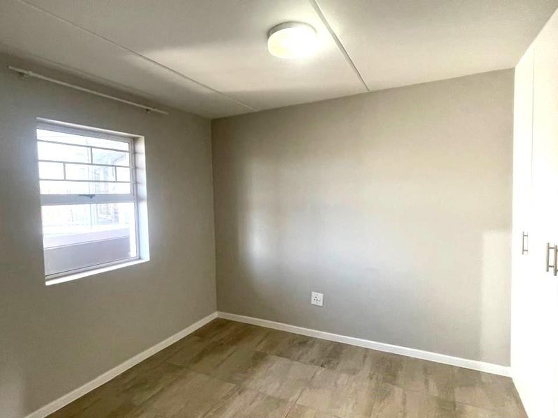 Sunny Spacious two bedroom first floor apartment - Photo 8