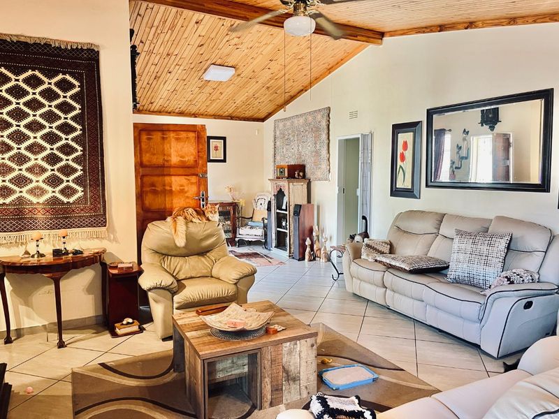 Spacious and Modern Family Home with Outdoor Entertaining Oasis** - Photo 3