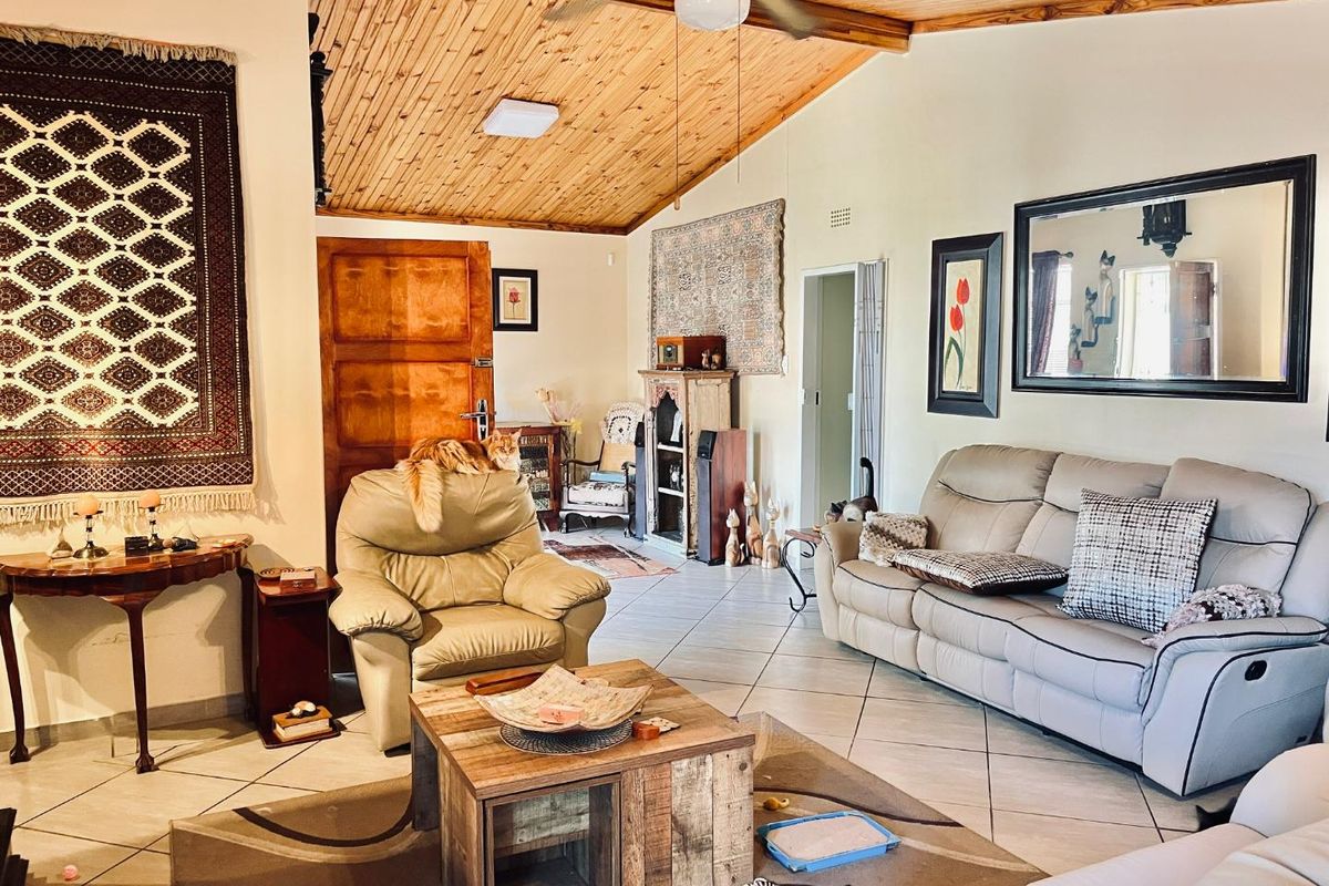 Spacious and Modern Family Home with Outdoor Entertaining Oasis** - Photo 3