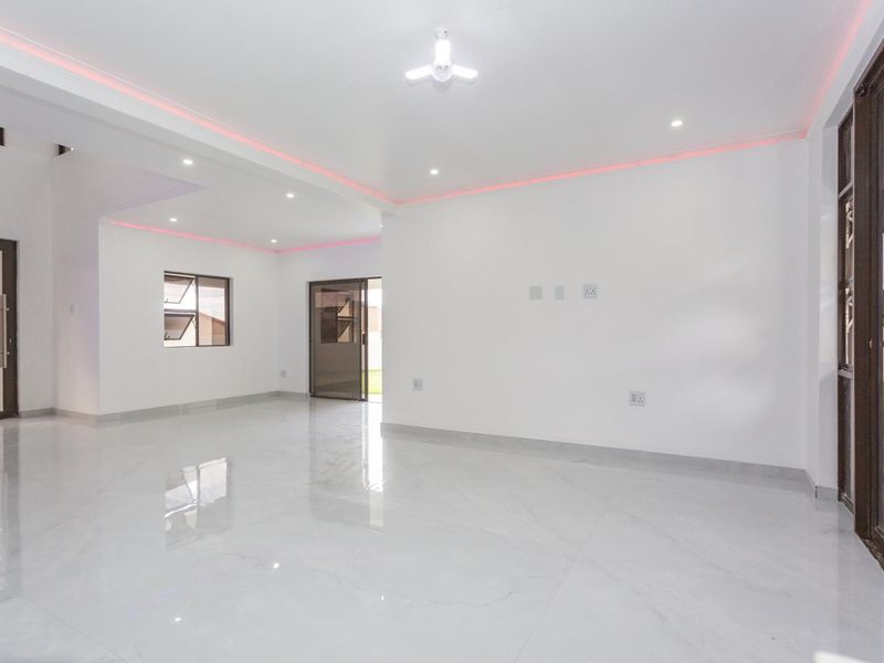 A Luxurious 5 Bed Home for Sale in Thorn Fields Estate - Photo 8