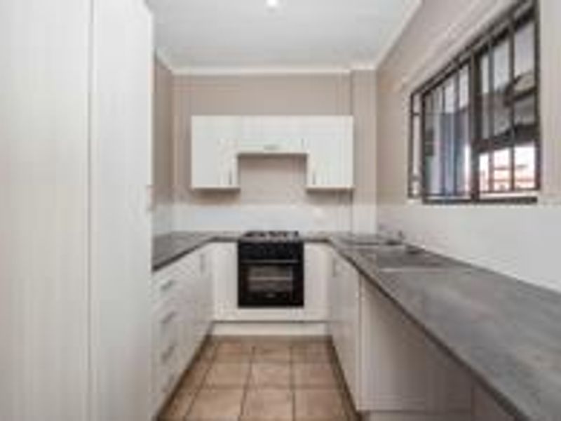 2 Bedroom Apartment in Honeydew - Photo 7