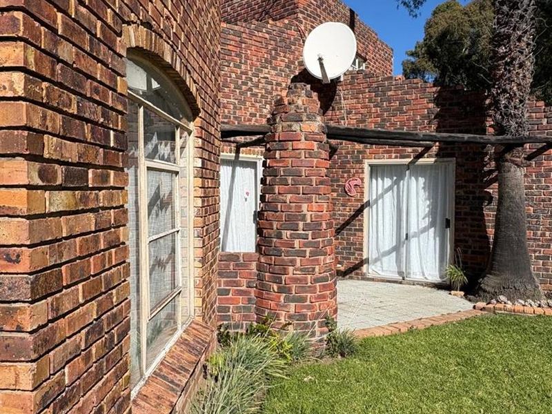 Four Bedroom Modern Spacious Family Home with Swimming pool in Heilbron - Photo 2