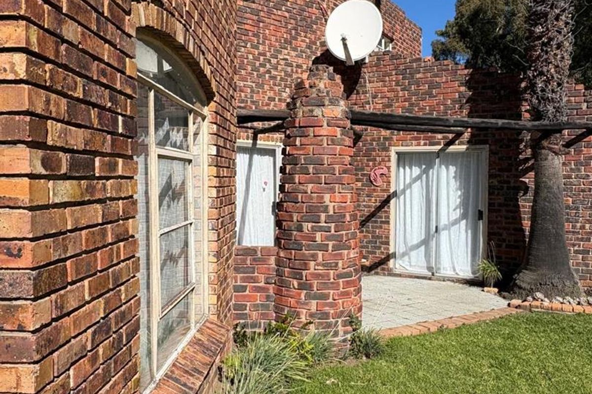 Four Bedroom Modern Spacious Family Home with Swimming pool in Heilbron - Photo 2