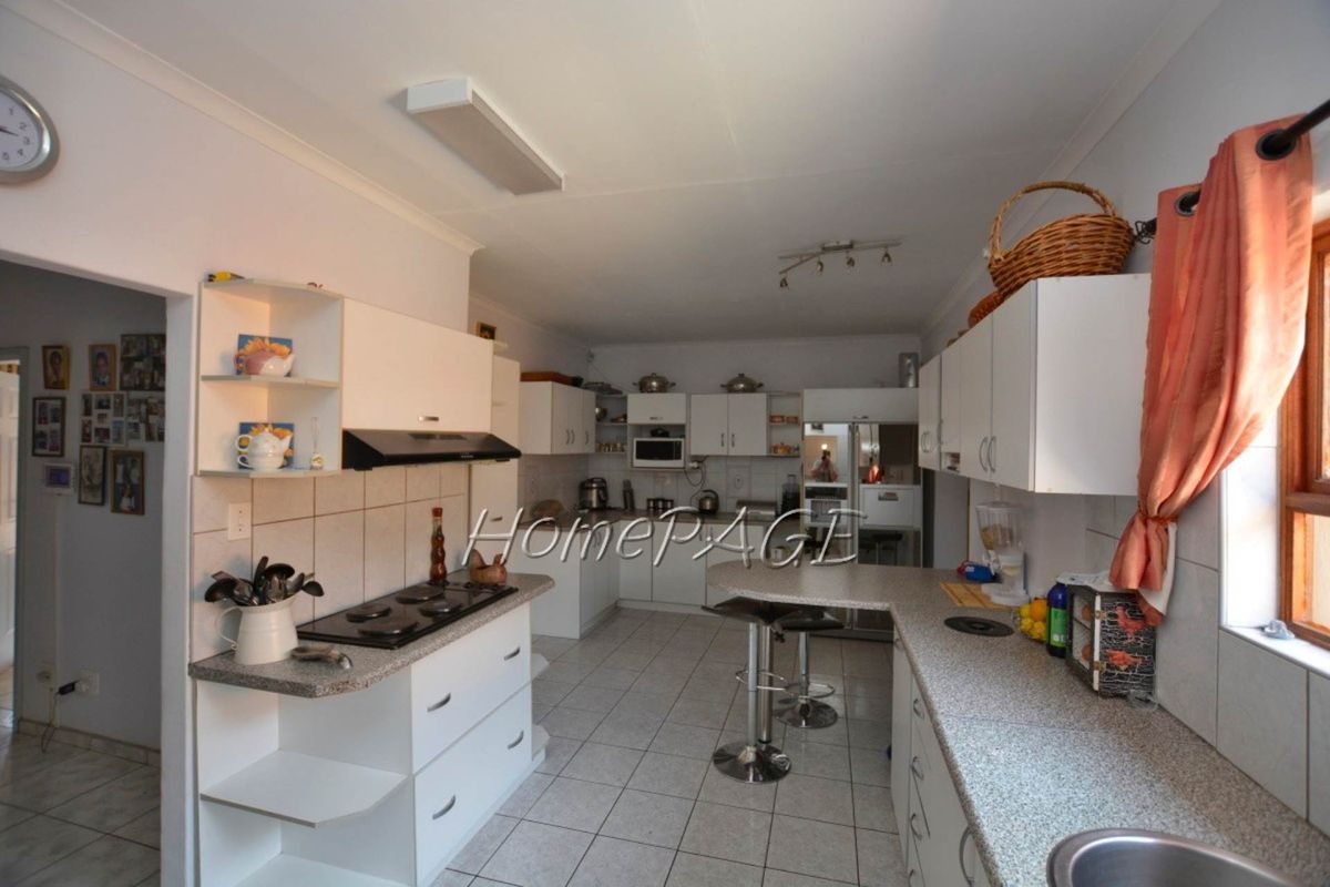 Fairway Estates:  HUGE 4 Bedr home with 1 Bedr flat for sale - Photo 4