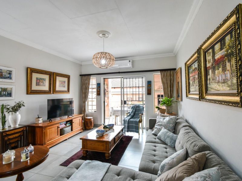 Move-In Ready Townhouse in Secure Old Faerie Glen Complex - Photo 3