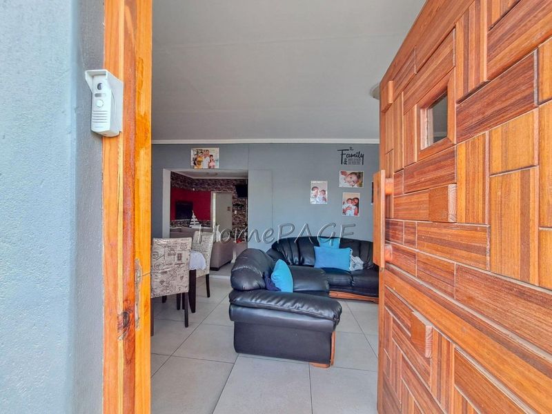 Narraville, Walvis Bay:  4 Bedr home is for sale - Photo 5