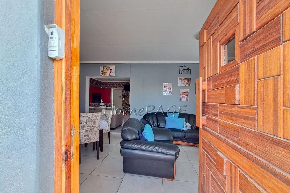 Narraville, Walvis Bay:  4 Bedr home is for sale - Photo 5