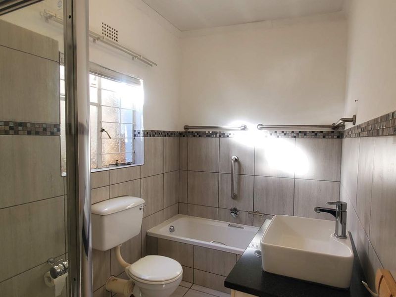Move-In ready Gem in a quiet, sought-after area  To Let - Photo 2