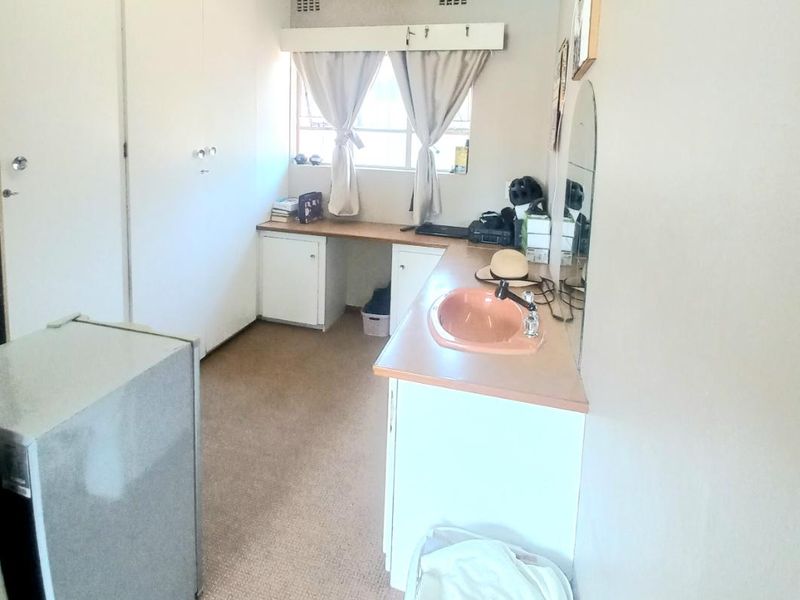 Well Maintained House - Photo 4