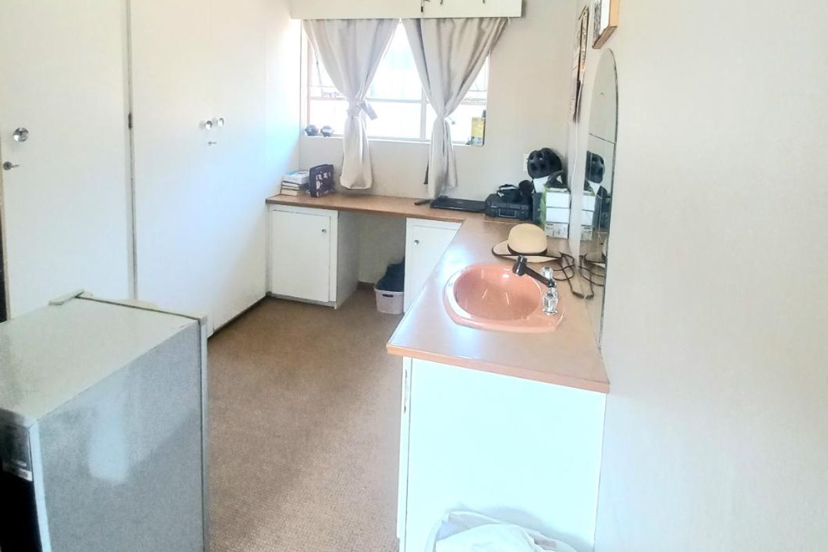 Well Maintained House - Photo 4