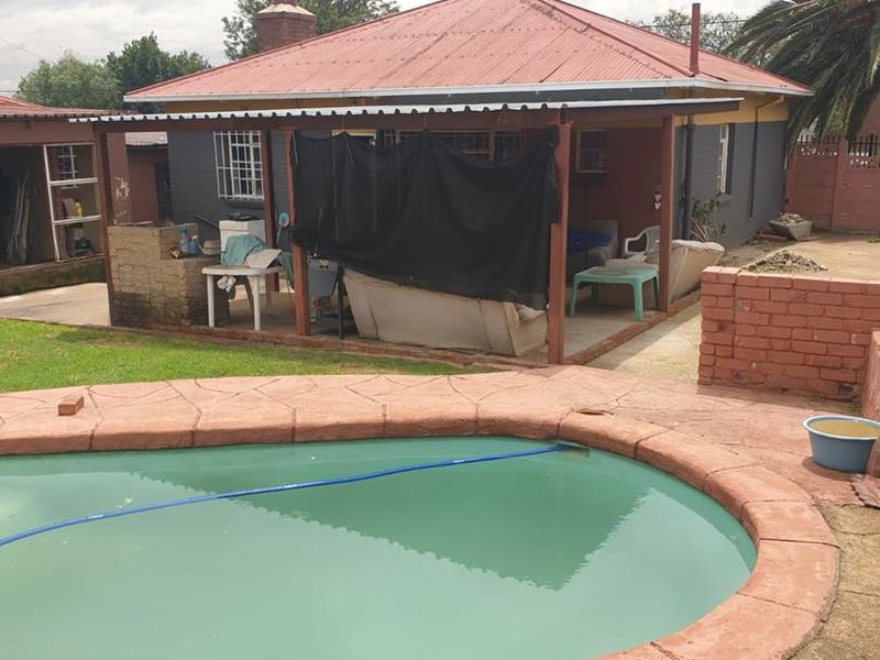 Home with pool and potential flatlet - Photo 7