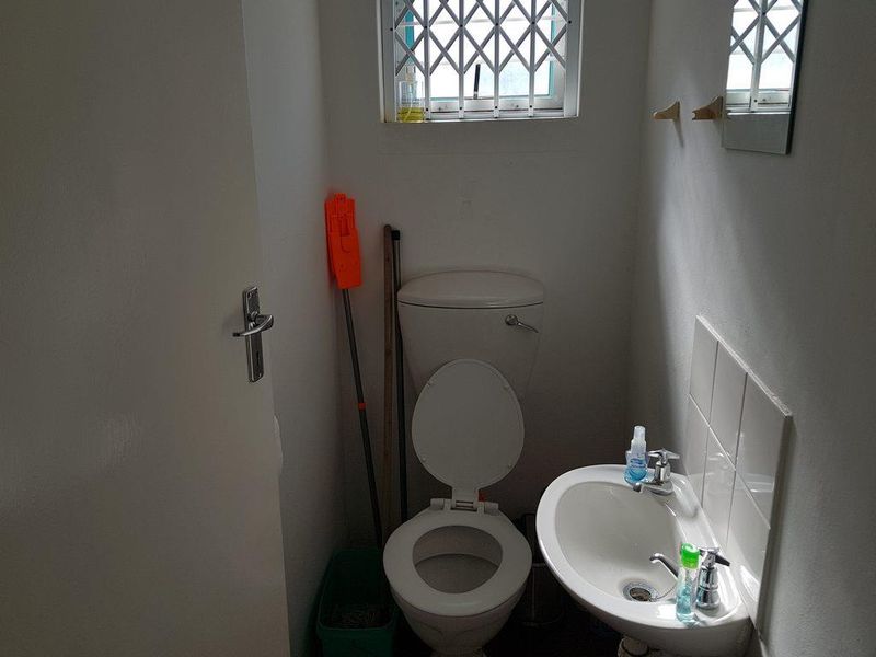 Light Industrial Warehouse with Offices in Constantiaberg Business Park - Photo 8