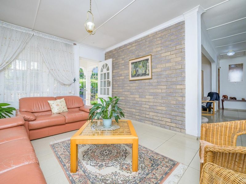 Spacious &amp; Secure Family Home in Shallcross with a View! - Photo 3
