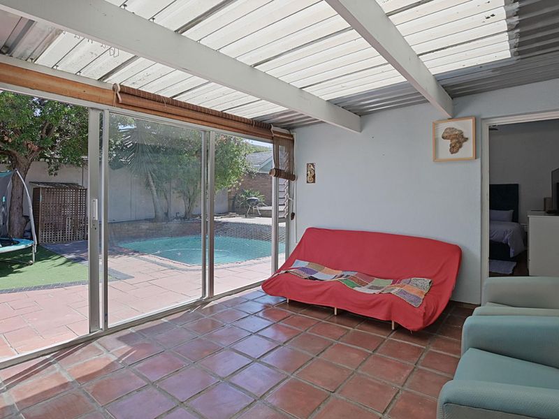 Endless potential in sought after area! - Photo 9