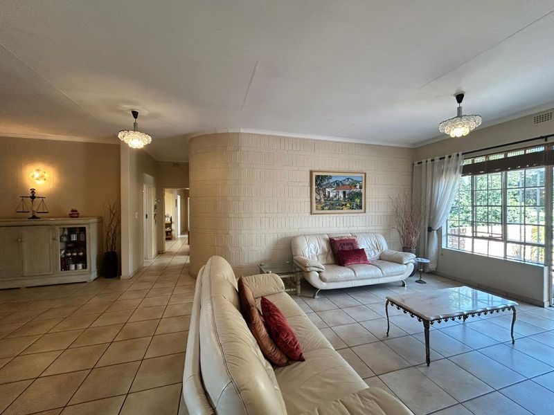 Want to live in a complex without sacrificing entertainment space? Then this one is for you! - Photo 9