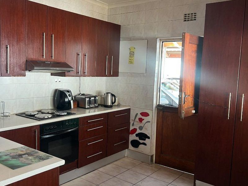 7 Bedroom House For Sale In Oakdene, Kuils River - Photo 10