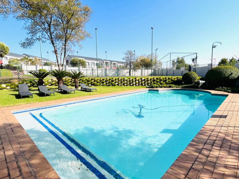 Charming Townhouse in Secure Sandton Village Estate, Paulshof - Photo 2