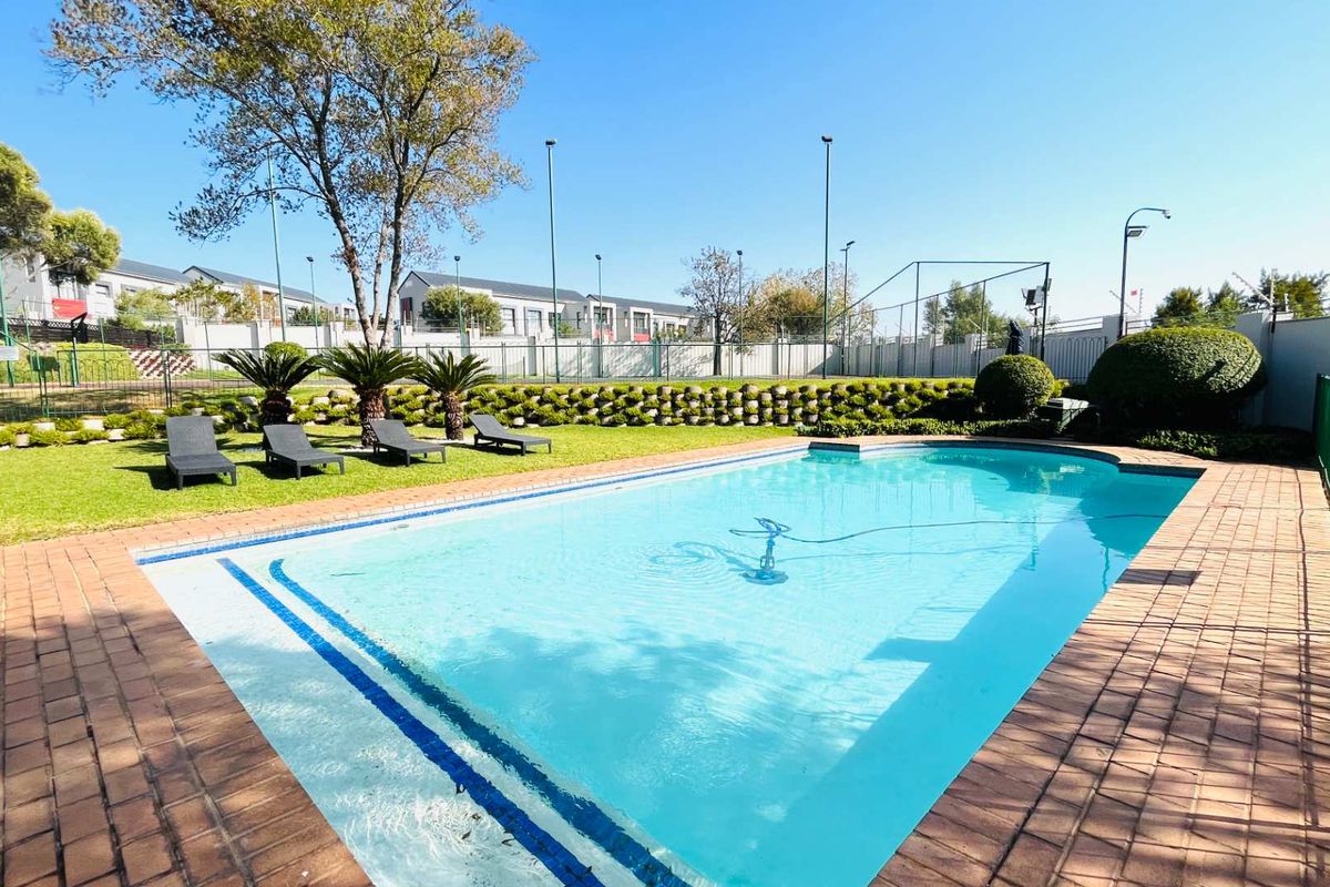 Charming Townhouse in Secure Sandton Village Estate, Paulshof - Photo 2