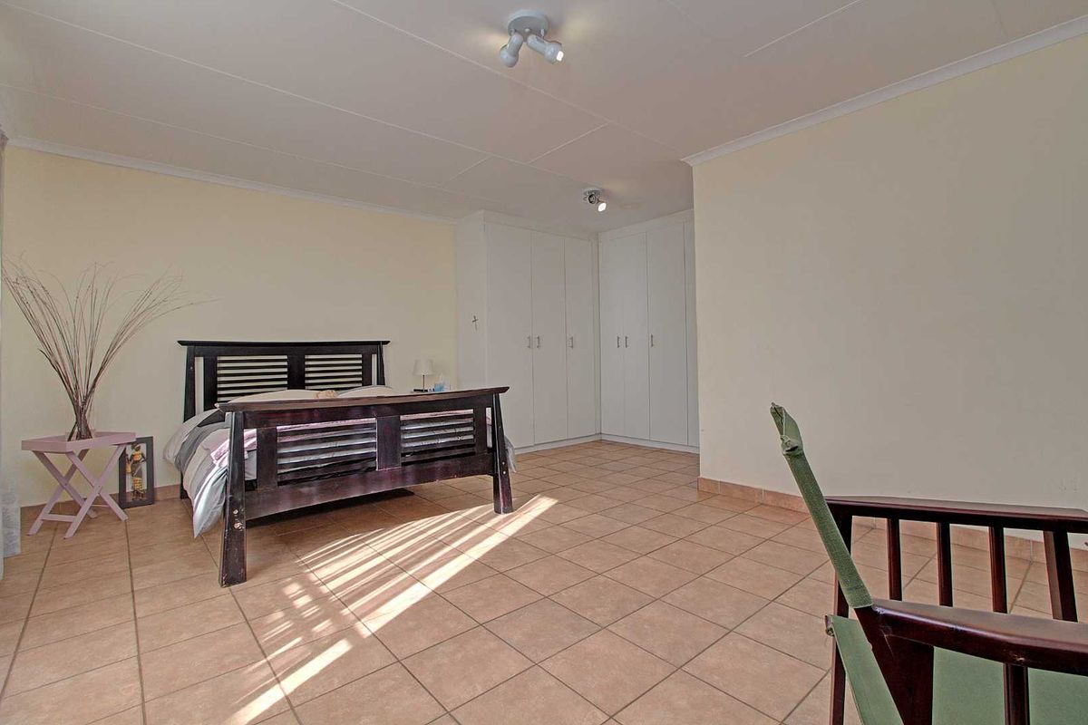 Convenience & Quality Living in Ideal Location! - Photo 2