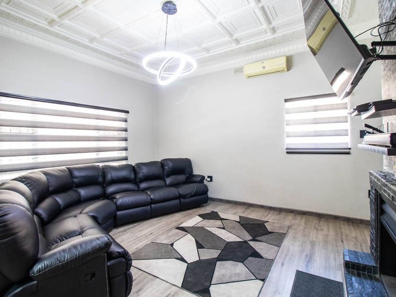 Beautiful 3 Bedroom family home in Western Extention - Photo 2