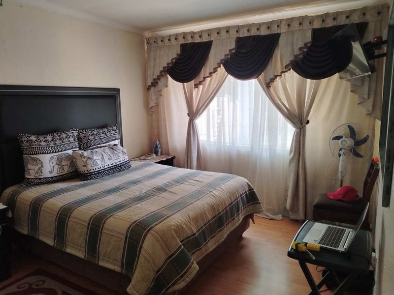 A SPACIOUS TOWNHOUSE - Photo 9