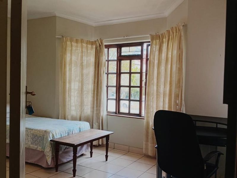 Large Furnished Bedroom with En-suite Bathroom (HOUSE SHARE) - Photo 2