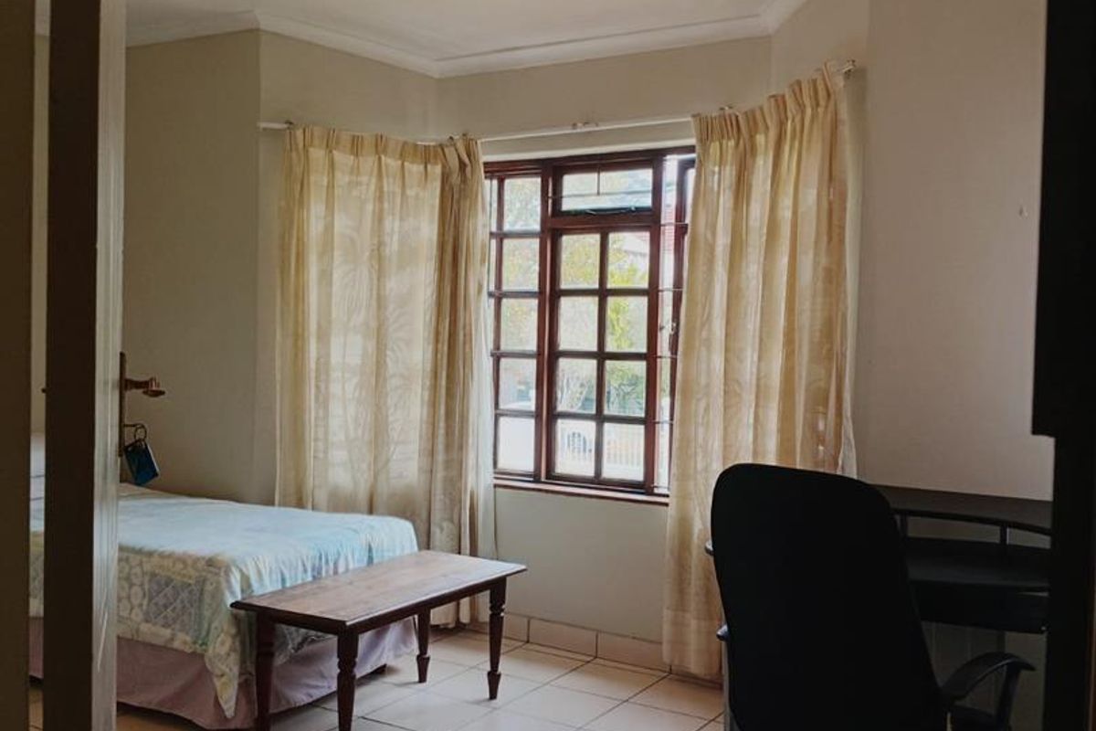 Large Furnished Bedroom with En-suite Bathroom (HOUSE SHARE) - Photo 2