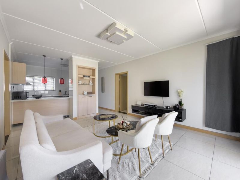 Stylish Ground Floor Living in Sought-After La Maison Royale - Photo 7