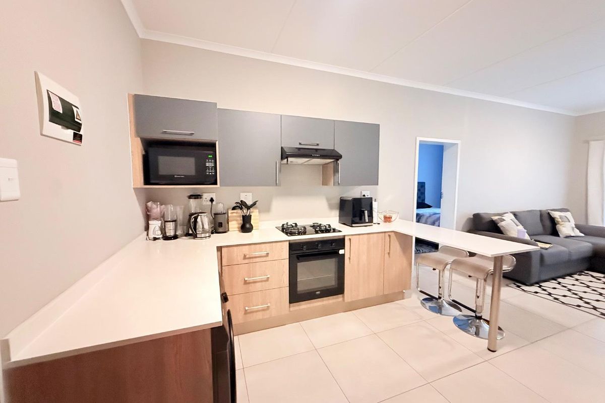 Chic 2-Bedroom Gem in Prime Spot - Photo 4