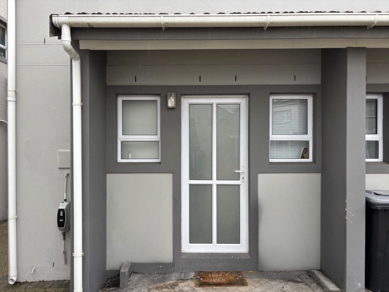 Stylish and Secure: 2-Bedroom Apartment in Eersteriver! - Photo 10