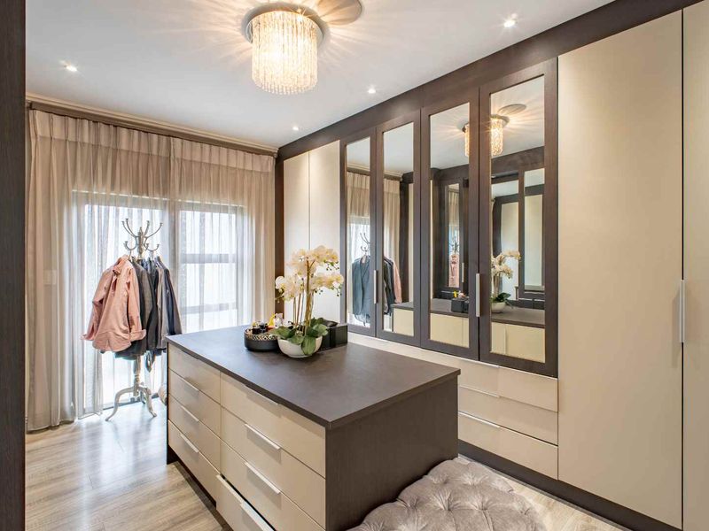 🏡 Exquisite 5-Bedroom Luxury Home for Sale in Helderfontein Estate - Photo 10