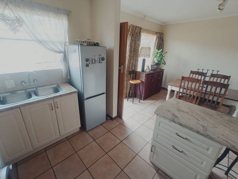 BEAUTIFUL TOWNHOUSE FOR SALE IN SECURE COMPLEX IN HENNOPSPARK!!!! - Photo 3