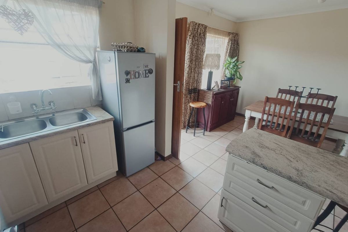 BEAUTIFUL TOWNHOUSE FOR SALE IN SECURE COMPLEX IN HENNOPSPARK!!!! - Photo 3