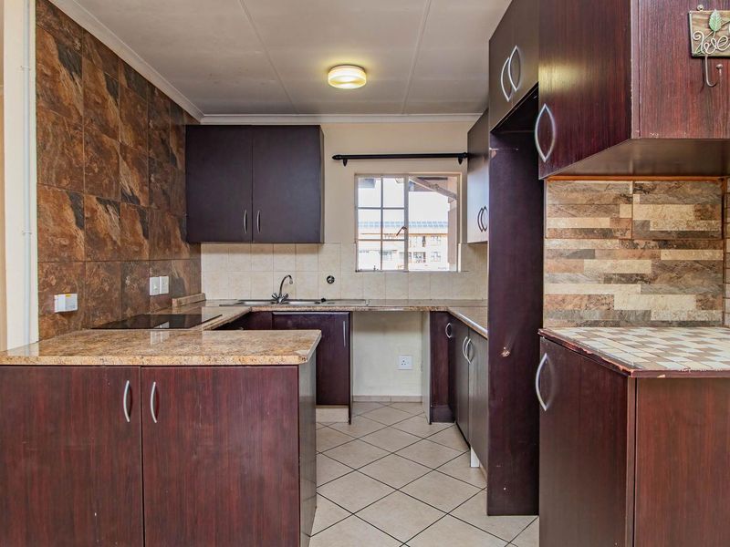 Your Ideal 2-Bed Apartment with Ensuite & Pool Amenities! - Photo 3