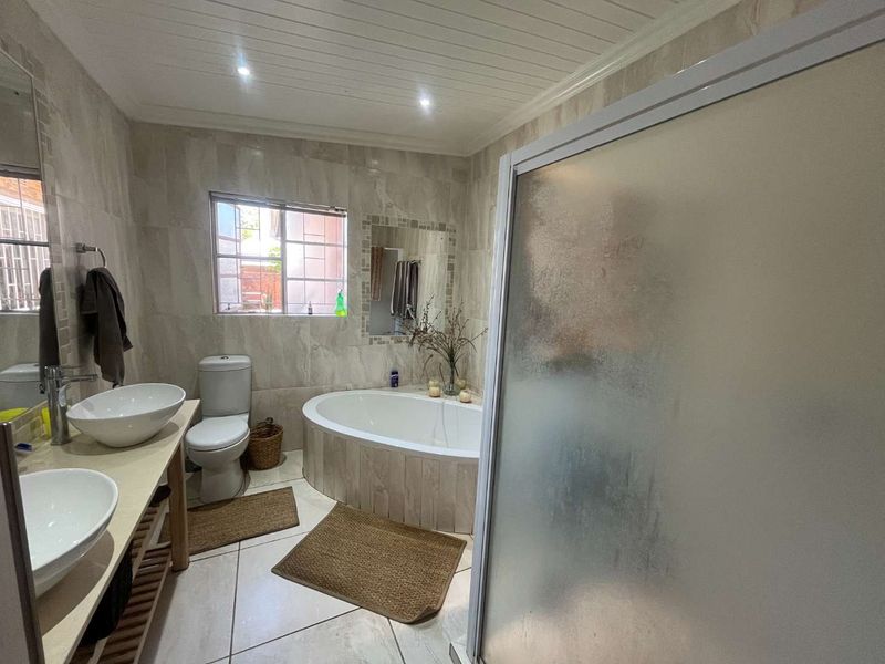 Stunning 3-Bedroom Family Home with 2-Bedroom Flat in a Prime Location - Photo 10