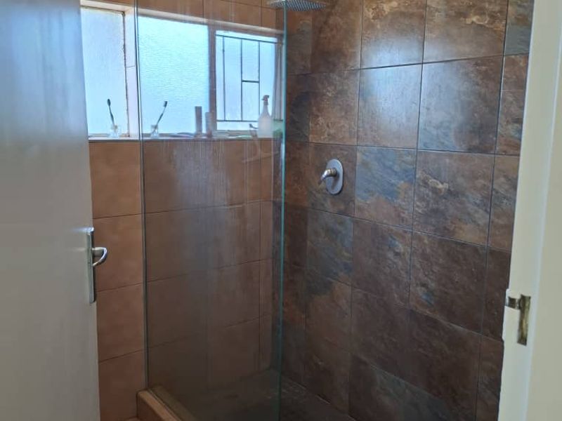 Ample Parking & Prime Location—Perfect for Your Business in Suiderhof - Photo 3