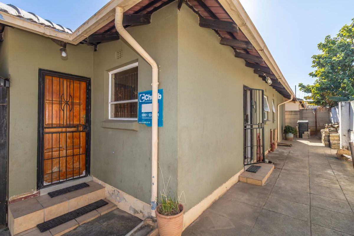 4 Bedroom House for Sale in Cosmo City - Photo 3