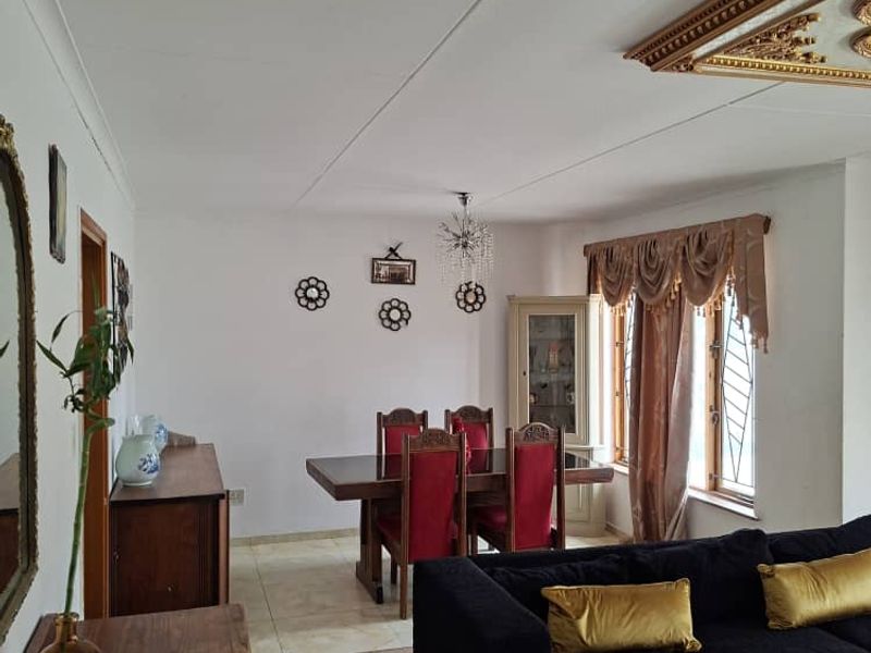 3 Bedroom Home with 2 Flats - Photo 5