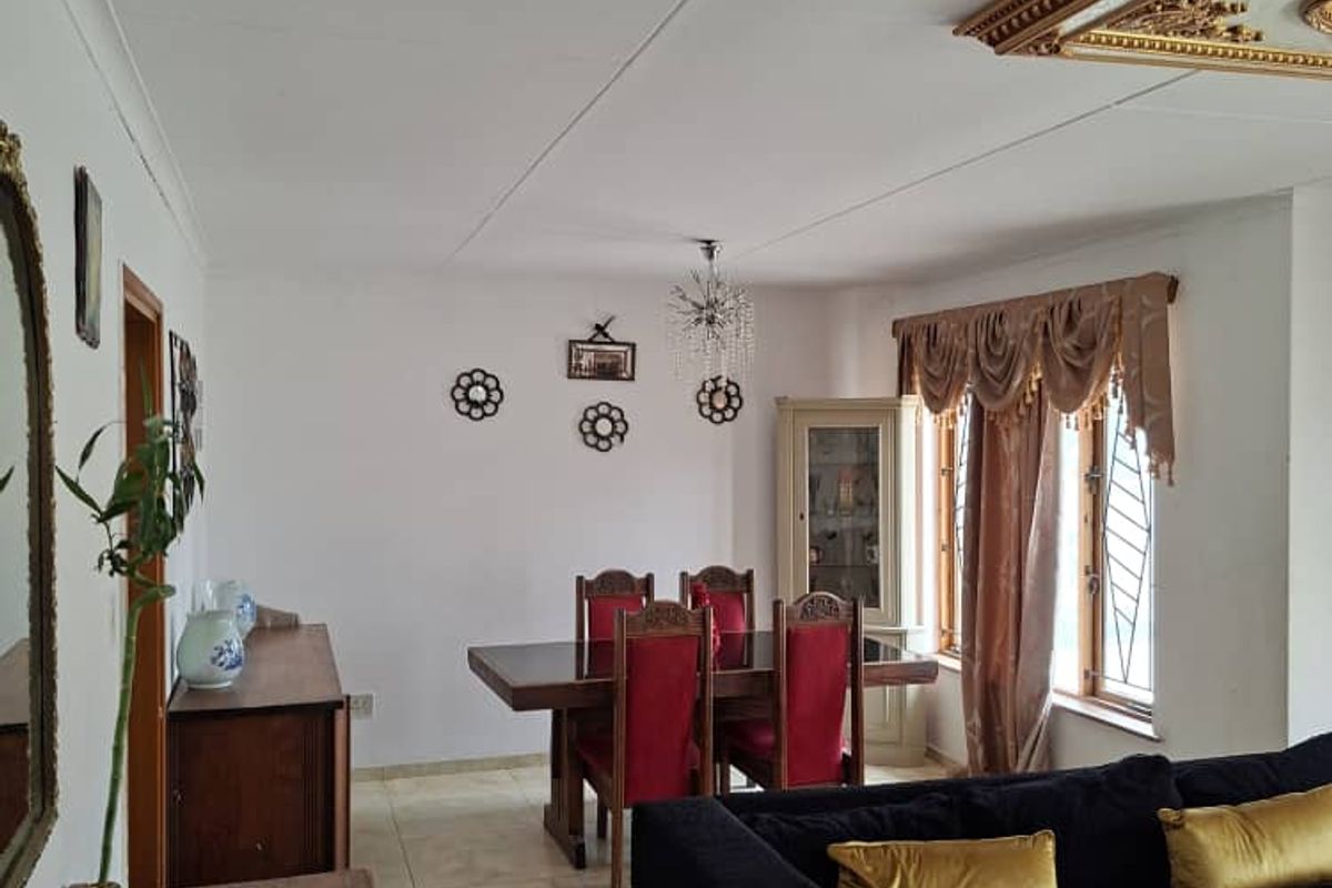 3 Bedroom Home with 2 Flats - Photo 5