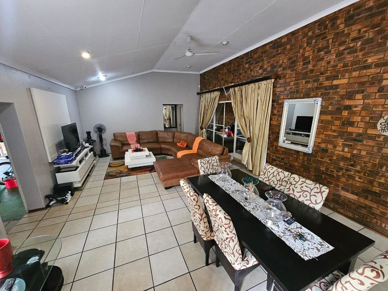 Stunning 4-Bedroom Family Home with Entertainment Paradise & Pool - Photo 4