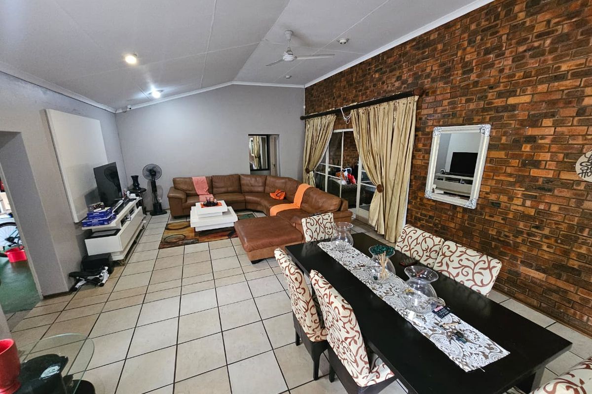 Stunning 4-Bedroom Family Home with Entertainment Paradise & Pool - Photo 4