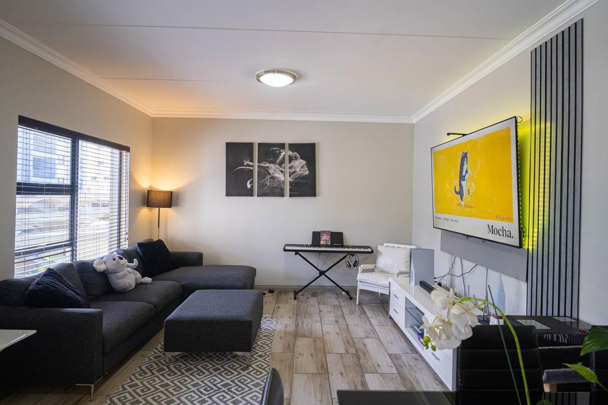 Modern 2 Bed 2 Bath Apartment in Lifestyle Complex - Photo 4