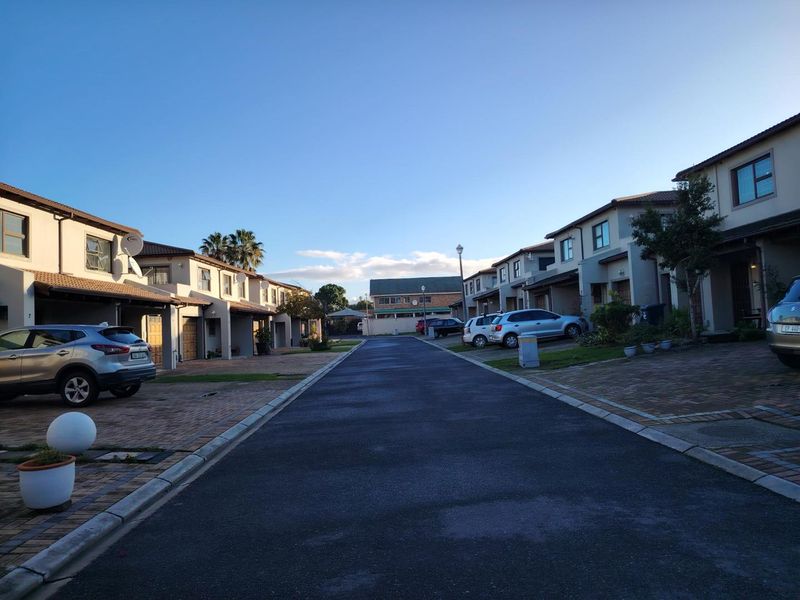 Three-bedroom townhouse in a secure gated complex in Vredenberg Bellville. - Photo 2