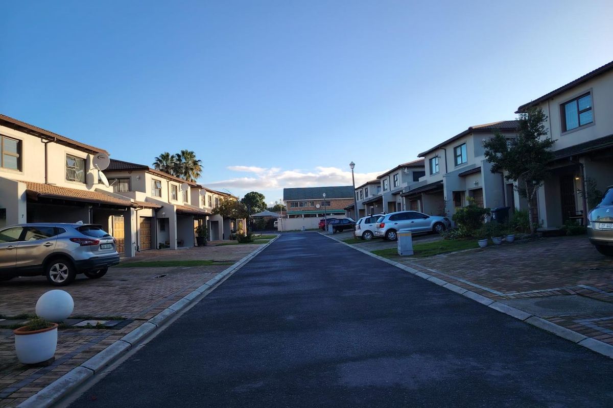Three-bedroom townhouse in a secure gated complex in Vredenberg Bellville. - Photo 2