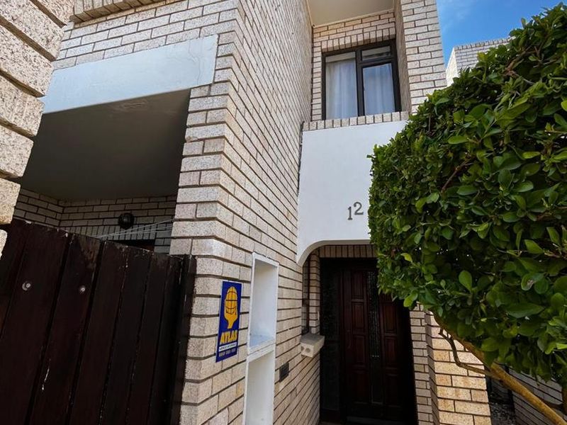 Immaculate 3-Bedroom Apartment - Photo 4