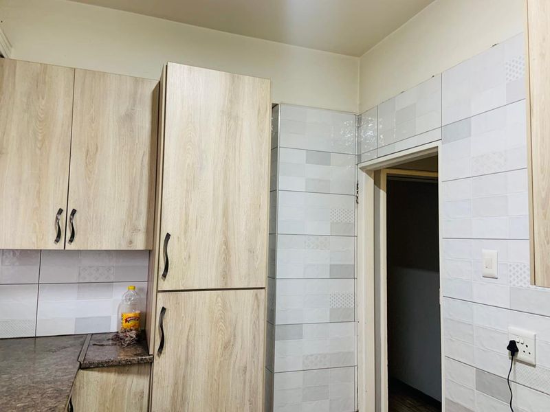 Affordable Shared Living: Spacious Room in 3-Bedroom Apartment - Photo 3