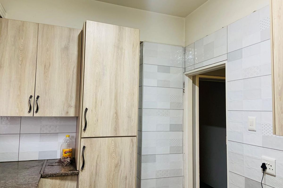 Affordable Shared Living: Spacious Room in 3-Bedroom Apartment - Photo 3