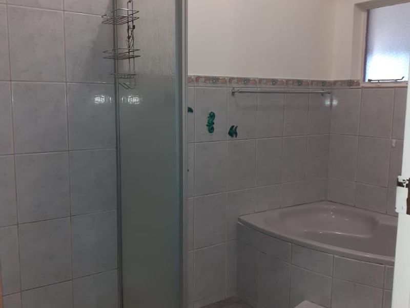 Meticulously cared for family home in an established neighbourhood. - Photo 9